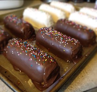 Twinkie Desserts, Chocolate Twinkie, Twinkies Recipe, Chocolate Covered Treats, Pecan Cake, Frozen Chocolate, Cake Truffles, Yummy Cupcakes, Mini Desserts