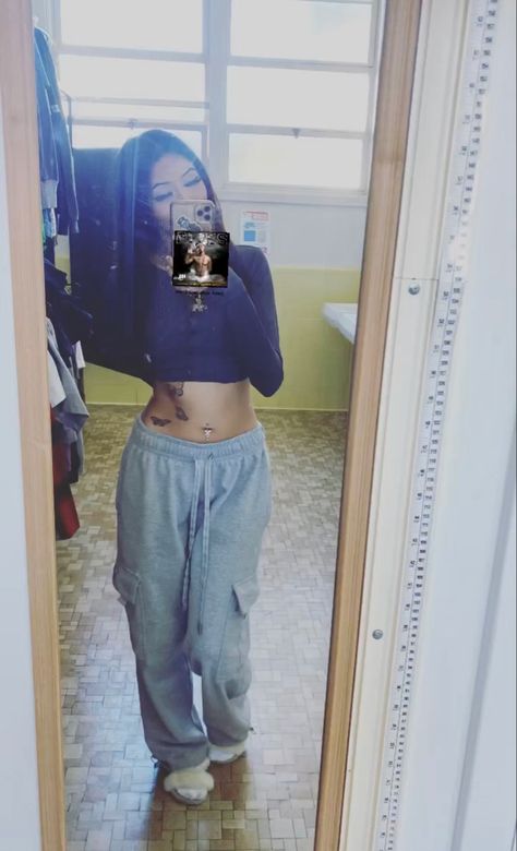 Black Proclub Sweats Outfit, Proclubs Outfits, Grey Pro Club Sweats Outfit, Pro Club Sweats Outfits Girl, Sweatpants Outfit Latina, Latina Baggy Outfits, Black Pro Club Sweats Outfit, Proclub Sweats Outfit, Pro Club Sweats Outfit