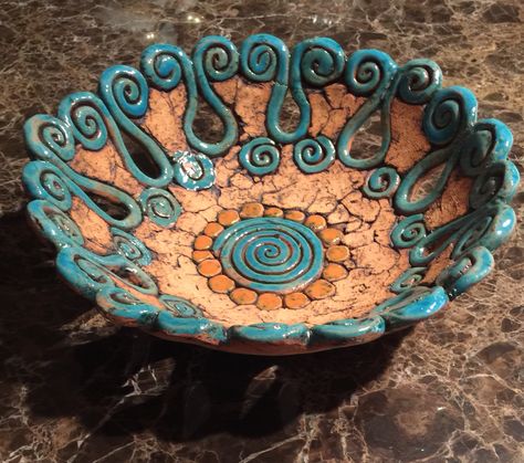 Coil Bowl, Coil Pottery, Pottery Lessons, Coil Pots, Easter Decorations Ideas, Beginner Pottery, Crafts Easter, Pottery Workshop, Pottery Handbuilding