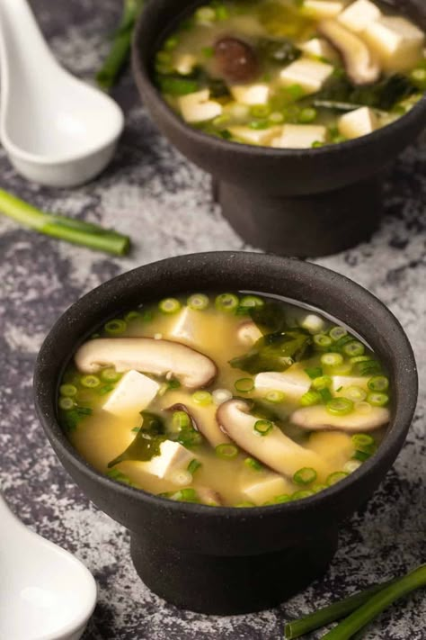 Appetizer Vegan, Vegan Miso Soup, Easy Vegan Soup, Miso Soup Recipe, Vegan Soup Recipes, Vegan Nutrition, Savory Vegan, Vegan Soups, Vegetarian Soup