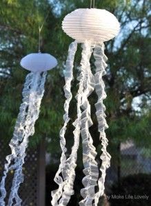 Lantern Jellyfish, Jellyfish Hanging, Jellyfish Lantern, Mermaid Drink, Diy Jellyfish, Jellyfish Decorations, Nemo Birthday, Ocean Birthday Party, Pearl Party