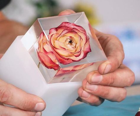 Flowers In Epoxy Resin Diy, Resin Flower Paperweight Diy, Diy Resin Flowers How To Make, Resin Encased Flowers, How To Put Dried Flowers In Resin, Resin Flower Sphere, How To Make Resin Paperweights, How To Preserve Flowers In Epoxy Resin, Resin With Wedding Flowers