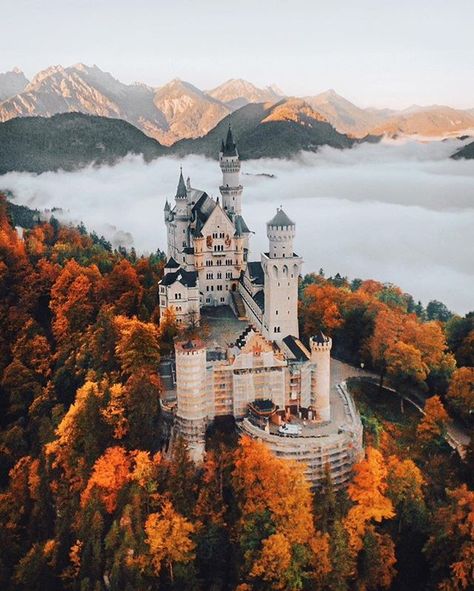 Neuschwanstein Castle above the clouds Castle Aesthetic, Germany Castles, Neuschwanstein Castle, Chateau France, Voyage Europe, Visit Europe, Destination Voyage, Beautiful Castles, A Castle