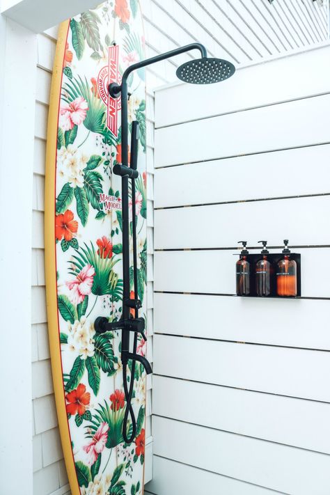 Surf Shower Outdoor, Outdoor Shower By Pool, Outdoor Surfboard Shower Ideas, Outdoor Shower Decorating Ideas, Surf Board Decoration, Beach House Deck Ideas, Surfboard Outdoor Shower Ideas, Beach Outdoor Shower Ideas, Surfboard Shower Outdoor