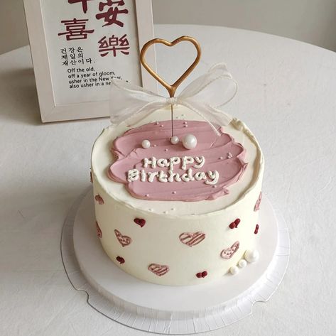 Mini Birthday Cake Aesthetic, Kue Ulta, Mini Cakes Aesthetic, Aesthetic Bento Cake, Coquette Cake, Friends Birthday Cake, Small Birthday Cakes, Vintage Birthday Cakes, Aesthetic Cake