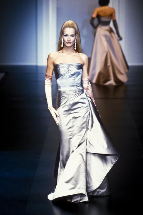 Karen Mulder Runway, Vintage Haute Couture, Karen Mulder, Valentino Runway, Vintage Valentino, Christian Dior Haute Couture, Iconic Dresses, Streetwear Fashion Women, Dream Board