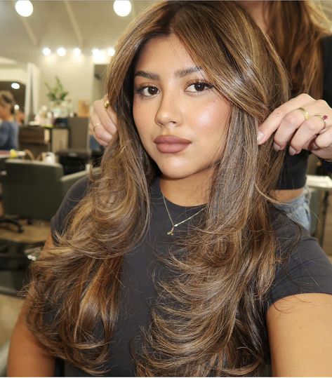 Tan Skin Balayage, Mexican Blonde Hair Highlights, Honey Brown Hair Tan Skin, Latina Hair Highlights, Honey Brown Hair Latina, Highlights On Latina, Honey Brown Highlights On Brown Hair, Honey Brown Hair On Brown Skin, Carmel Hair Color Honey Golden Brown