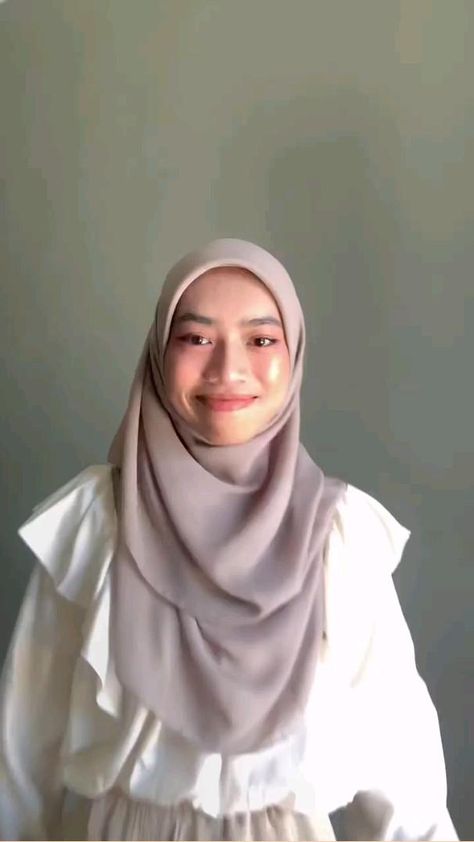 Bawal Style Ootd, Small Hijab Style, Hijab Style For Graduation, Tutorial Bawal To Shawl, Purple Style Outfit Hijab, Toturial Tudung Shawl, Square Hijab Style, Bawal Style, Bawal Tutorial