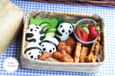 BENTO MONSTERS! No specific recipe though but they are so cute! I'd like to make one for myself in the future <3 Food Art Lunch, Panda Food, Bento Box Lunch For Kids, Bento Box Recipes, Bento Kids, Japanese Food Art, Japanese Food Bento, Kawaii Bento, Trendy Food