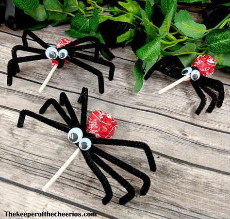 lolli-pop-spider-suckers-4 Sucker Spiders, Lollipop Spiders, Spider Suckers, Diy Outdoor Halloween Decor, Spiders For Halloween, Pelottava Halloween, Spiderman Birthday Party Decorations, Diy Thanksgiving Crafts, Halloween Lollipop