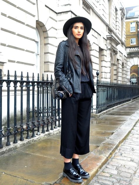 my shoes Style Culottes, Outfit Nero, Black Culottes, Girls Work, Short Trousers, Estilo Hipster, London Fashion Weeks, Minimal Street Style, Blogger Street Style