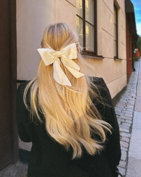 Bow hairstyle ideas. Bow Hairstyle Long Hair, Big Bow In Hair, Blonde Hair With Bow, Bow Hair Aesthetic, Bow Tie Hairstyle, Highschool Love Story, Coquette Outfits Winter, Hair Bow Trend, Vision Board New Year