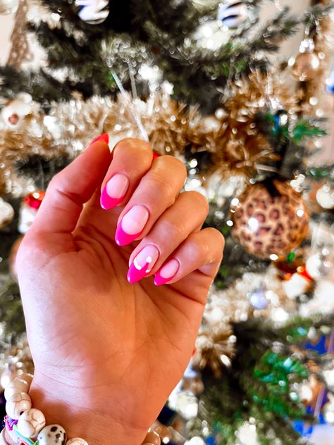 Santa Hat Nails Pink, Cute Preppy Christmas Nails, Pink French Tip Christmas Nails, Pink Santa Hat Nails, Christmas Nails Preppy, Hot Pink Christmas Nails, Preppy Christmas Nails, Santa Hat Nails, 22 Nails