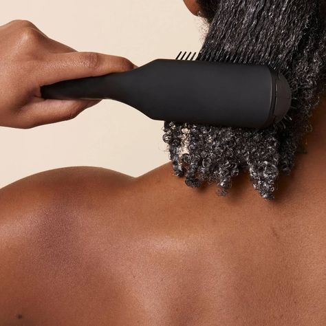 Knock Out Knots With The Best Detanglers for Curly Hair Best Hairbrush, Shower Brush, Hair Care Tools, Low Porosity Hair Products, Hair Patterns, Hair Porosity, Afro Textured Hair, Glamour Beauty, Detangling Brush