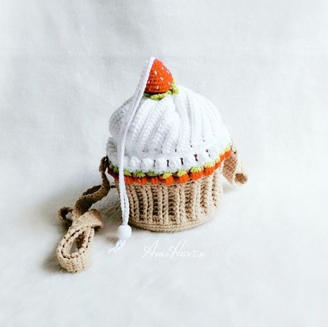 Strawberry Cupcake Bag for kids 🍓 Crochet Cupcake, Strawberry Cupcake, Strawberry Cupcakes, Crochet World, Kids Bags, Crochet Bag, Straw Bag, Cupcake, For Kids