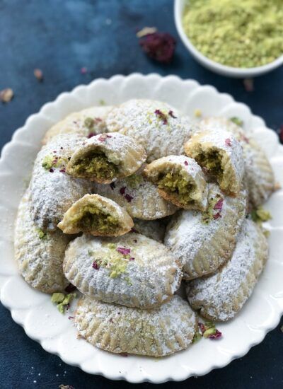 Mamoul Cookies, Maamoul Cookies, Persian Cookies, Ramadan Cookies, Arabisk Mad, End Of Ramadan, Lebanese Desserts, Ramadan Desserts, Raw Pistachios