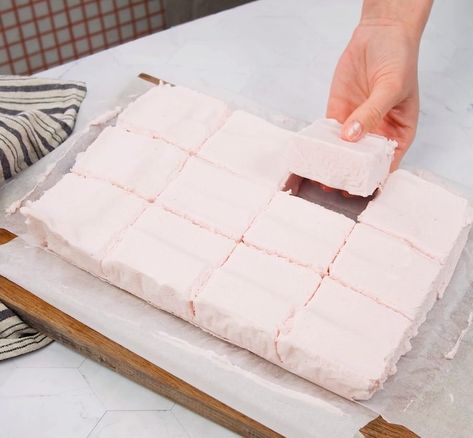 2-Ingredient Homemade Marshmallows: the Recipe for Fluffy Marshmallows Ready in Just a Few Steps! 3 Ingredient Marshmallow, Homemade Marshmallows Without Gelatin, 2 Ingredient Marshmallow, Gelatin Marshmallow Recipe, Jello Marshmallow Recipe, Jello Marshmallows, Easy Marshmallow Recipe, Fluffy Marshmallows, Giant Marshmallows