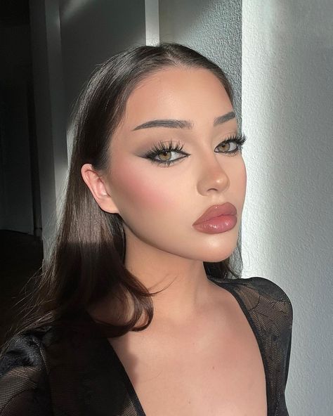 Isa (@isabellrrose) • Instagram photos and videos Kim K Makeup Looks, قلادات متدلية, Maquillage On Fleek, Ideas De Maquillaje Natural, Prom Makeup Looks, Dope Makeup, Edgy Makeup, Makeup Eye Looks, Glamour Makeup