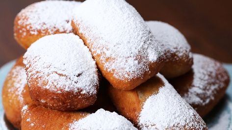 Peach Cobbler Stuffed ‘Beignets’ Recipe by Tasty Stuffed Beignets, Tastemade Dessert, Dessert Party, Tasty Videos, Peach Cobbler, Beignets, Cobbler, Diy Food Recipes, Diy Food