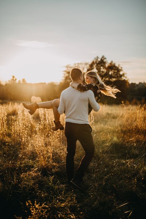 Golden Hour Engagement Session in the Fields | Toledo Ohio Wedding Photographer Portret Feminin, Fall Couple Photos, Shooting Couple, Fall Engagement Pictures, Cute Engagement Photos, Couple Engagement Pictures, Engagement Pictures Poses, Toledo Ohio, Engagement Photos Fall