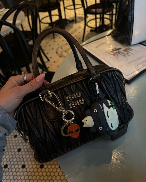 Thanks to fashion girls, bag charms are suddenly everywhere Bag Charm Inspiration, Bag Accessories Charm, Bags With Charms Aesthetic, Bag Charms Aesthetic, Black Bag With Charms, Japan Bag, Miu Miu Bag, Handbag Essentials, What In My Bag