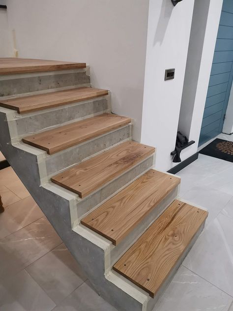 Interior Concrete Stairs, Wooden Stairs Over Concrete, Cement Stairs Indoor, Stepenice Unutrasnje, Microcement Staircase, Microcement Stairs, Stairs Stone, Mid Modern House, Diy Stair Railing