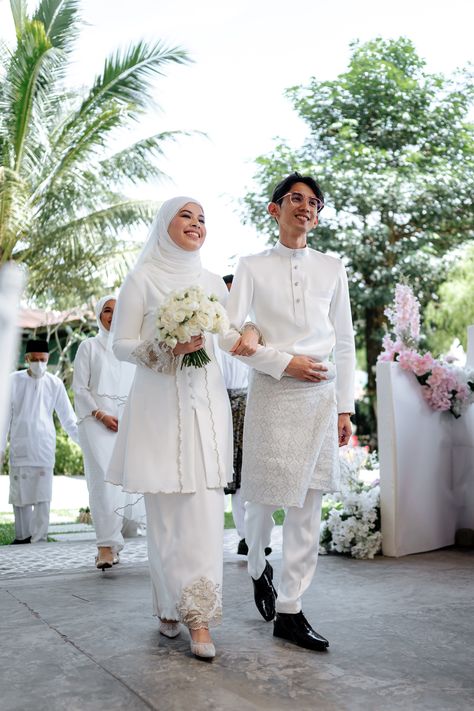 Melayu Wedding Dress, Kahwin Melayu, Simple Wedding Dress Hijab, Malaysian Wedding Dress, Dress Akad, Adat Melayu, Melayu Wedding, Malaysian Wedding, Malay Wedding Dress