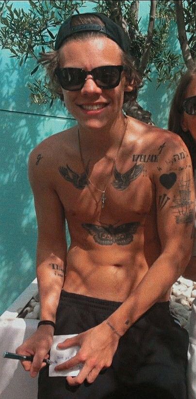 Harry Styles  Larry stylinson  Hot Sexy shirtless  Sunglasses  tan summer tattoos Hottest Outfits, Harry Styles Clothes, Harry Styles Shirtless, Harry Styles 2013, Harry Styles Tattoos, Harry Styles Outfit, Harry Styles Hot, Fashion Bella, Celebrities Before And After