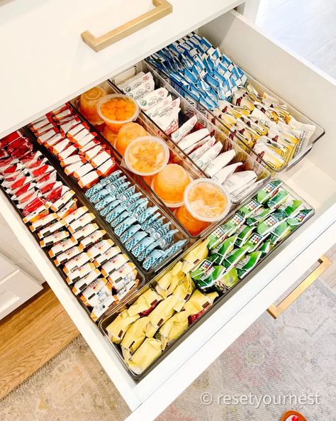 Work Desk Snack Drawer, Office Snack Drawer Ideas, Work Snack Drawer Ideas, Office Snack Organization, Healthy Office Snacks Desks, Work Snacks Office Drawer, Desk Snacks Drawer, Office Snacks Drawer, Work Snacks Office