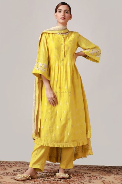 Are you worried that you’ll not get the right Haldi ceremony outfit to look like the perfect bride? Worry not. We are here to help you out. Scroll to the below list of some really amazing outfits that you can wear for your Haldi function. Pakistani A Line Suits, डिजाइनर कपड़े, Casual Suits, Indian Designer Suits, Kurta Style, Lime Yellow, Salwar Kamiz, Cotton Kurti Designs, A Line Kurta