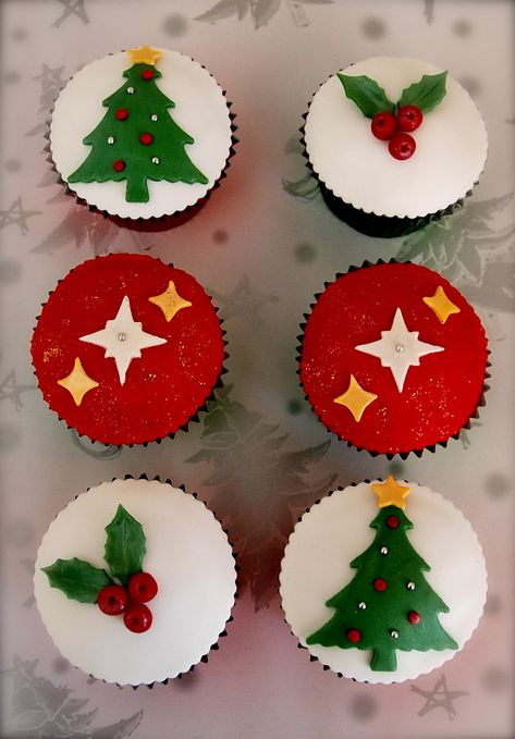 Simple Christmas Cupcakes, Cupcakes Decoration Easy, Xmas Cupcakes, Christmas Cupcake Cake, Cupcakes With Fondant, Mud Cakes, Pastel Chocolate, Mini Christmas Cakes, Christmas Cupcakes Recipes