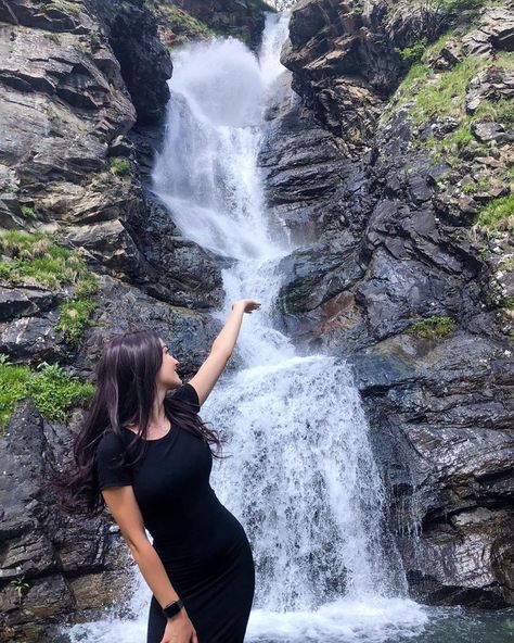 Waterfall Photo Ideas, Coorg Travel Outfits, Waterfall Picture Ideas, Sisters Photoshoot Poses, Waterfall Pictures, Waterfall Photo, Mode Turban, Travel Pictures Poses, Munnar