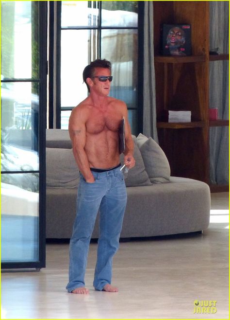 Sean Penn: Shirtless & Ripped on Ibiza Vacation! Dead Man Walking, Vacation Photo, Celebrities Then And Now, Clarence Thomas, Hottest Male Celebrities, Ibiza Spain, Sean Penn, Boys Style, Leo Men