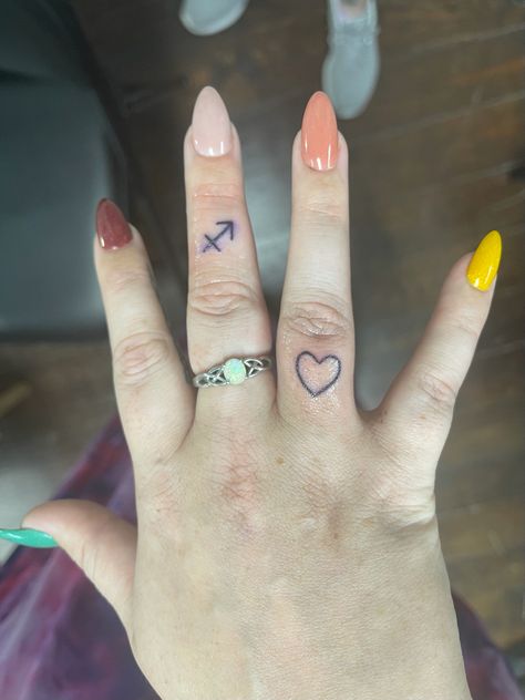 Sagittarius Tattoo On Finger, Sagittarius Tattoo Finger, Sagittarius Finger Tattoo, Sagittarius Hand Tattoo, Tattoo Zodiac, Sagittarius Tattoo, Finger Tattoo For Women, Red Tattoos, Finger Tattoo