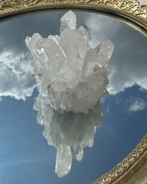 Clear Crystal Aesthetic, White Quartz Aesthetic, White Crystal Aesthetic, Clear Quartz Crystal Aesthetic, Angel Aura Quartz Aesthetic, Quarts Crystal, Raw Clear Quartz Crystal, Magic Stones, Crystal Aesthetic