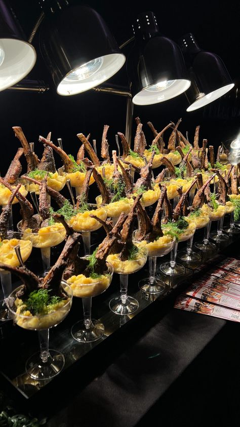 These salad martinis are TOP TIER! 🥰😩 #skilledmeals #salad #saladideas #appetizers #dfwcatering #foodstagram #foodpics #foodpics… | Instagram Luxury Finger Food, Pass Around Appetizers, Wedding Food Stations Receptions, Cocktail Party Appetizers Finger Foods, Appetizer Buffet Display, Wedding Canapes Ideas, Cocktail Party Food Ideas, Martini Party Ideas Decoration, Fancy Finger Foods