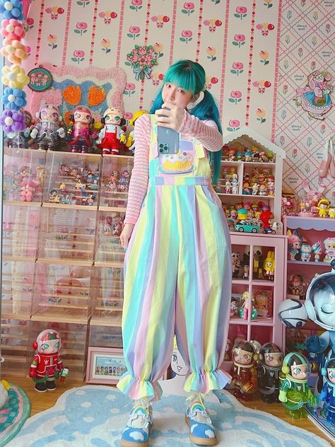 Axolotl Fursona, Pastel Core Outfits, Pastel Kidcore Outfits, Pastel Academia Outfit, Cybr Grl, Clowncore Fashion, Pastel Clown, Clowncore Outfit, Kidcore Outfit