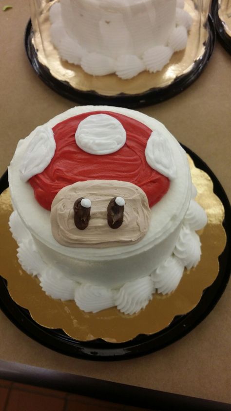 Mario mushroom cake Simple Mario Cake, Mushroom Cupcakes, Sushi Costume, Mushroom Cake, Simple Cakes, Mario Cake, Peach Party, Mario Birthday Party, Video Games Birthday