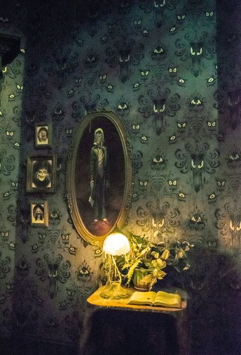 Haunted Mansion Decor, Phantom Manor, Mansion Aesthetic, Haunted Mansion Halloween, Haunted Mansion Disneyland, Disney Imagineering, Haunted Hotel, Disney Rides, Disney Haunted Mansion