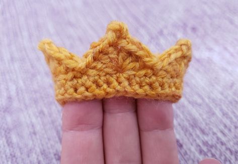 Teeny weeny miniature crocheted crowns - Completed Projects - the Lettuce Craft Forums Mini Crochet Party Hat, Crochet A Crown, Crochet Doll Crown Free Pattern, Amigurumi Crown Free Pattern, Crochet Small Crown, Crochet Hats For Amigurumi, Crochet Mini Crown Free Pattern, Tiny Crochet Accessories, Crochet Minatures Free Pattern