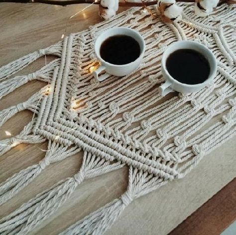 Makrome ipinden runner masa örtüsü modeli Macrame Centerpiece, Table Runner Macrame, Runner Macrame, Decoration Coffee Table, Table Runner Ideas, Diy Macrame Wall Hanging, Art Macramé, Coffee Table Runner, Macrame Runner