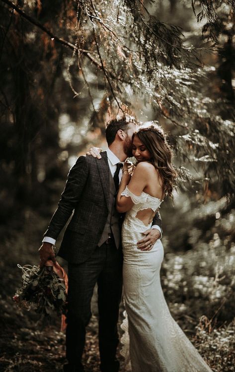 Enchanted Forest Wedding Photography, Bride And Groom Pictures Woods, Forest Wedding Poses, Forest Wedding Shoot, Woods Wedding Photography, Wedding Photo Ideas Forest, Woodland Wedding Photography, Wooded Wedding Photos, Wedding Portraits Outdoor