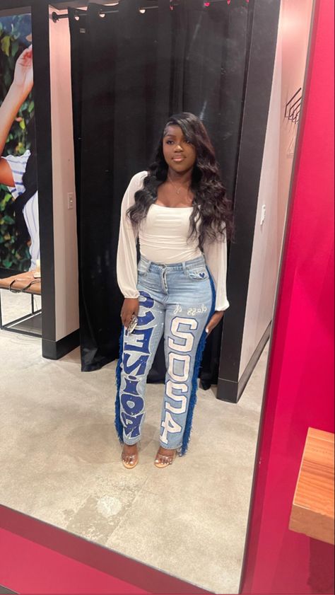 Senior Year Back To School Outfit, Senior Year Outfit Ideas, Custom Senior Jeans, Senior Outfits Black Women, Senior Picture Outfits Jeans, Senior Pictures Black Women High School, Senior First Day Of School Outfit Black, Highschool Senior Picture Outfit Ideas, Senior Outfits Ideas