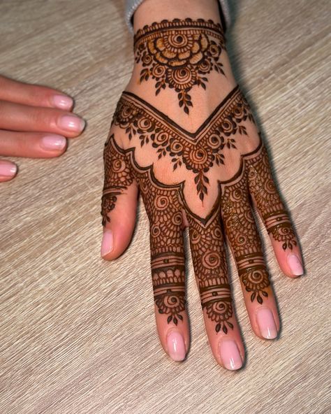 Bridal henna design inspo for the back of the hand ✨✨✨🌸. . . Follow @hennaxshara for more new henna designs. . . Bookings are open for 2024-2025, DM for inquiries. . . . Bridal henna design, NYC bridal henna artist, NYC henna artist. . . . . #hennadesign #bridalhennadesign #nychenna #explorerhenna #fyphenna #uniquehennadesign #flowerhennadesign😍 Bridal Henna Design, New Henna Designs, Palm Henna, Henna Inspo, Bridal Henna Designs, Henna Artist, Bridal Henna, Henna Art, Art Workshop