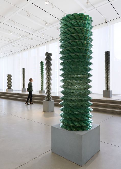 Tara Donovan Layers 200,000 CDs into Twisting Totems of Physical Data — Colossal Pace Gallery, Tara Donovan, Installation Street Art, Teaching Drawing, Food Sculpture, Decoupage Diy, How To Shade, Modern Crafts, Art Magazine