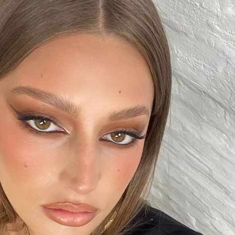 india valerie on Instagram Fall Make Up Aesthetic, Fall Makeup Aesthetic, Brown Makeup Aesthetic, Chic Makeup Looks, Glam Makeup Aesthetic, Bronze Makeup Look, Staring Contest, Light Makeup Looks, Expensive Makeup