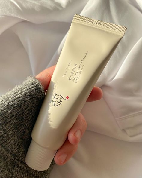 Everyday Sunscreen, Beauty Of Joseon, Makeup And Beauty Blog, Cream Aesthetic, Natural Sunscreen, Sunscreen Spf 50, Sun Cream, Pale Skin, Makeup Base