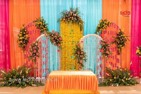 Mehendi Decor Ideas Backdrops, Stage Background Decoration, Haldi Backdrop, Stage Decoration Photos, Haldi Ceremony Decorations, Small Wedding Decor, Wedding Gate, Mandap Design, Mehendi Decor Ideas