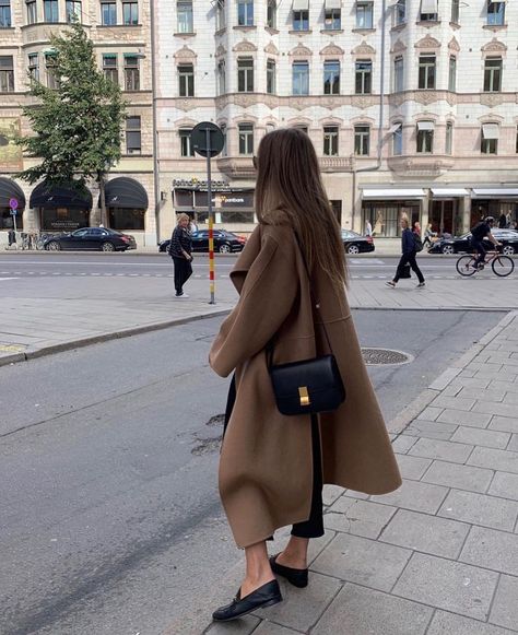 khaki winter coat Mode Dope, Estilo Indie, Skandinavian Fashion, Nashville Outfits, Beige Outfit, Paris Outfits, Mode Casual, Autumn Outfits, Mode Inspo