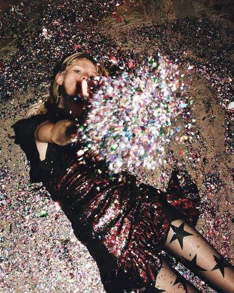 Feb 20, 2020 - 6+1 festive make up looks! New Year Photoshoot Ideas, New Year Photoshoot, Party Photoshoot, Super Rich Kids, Glitter Party, Rich Kids, Dessin Adorable, Miss Dior, Disco Party